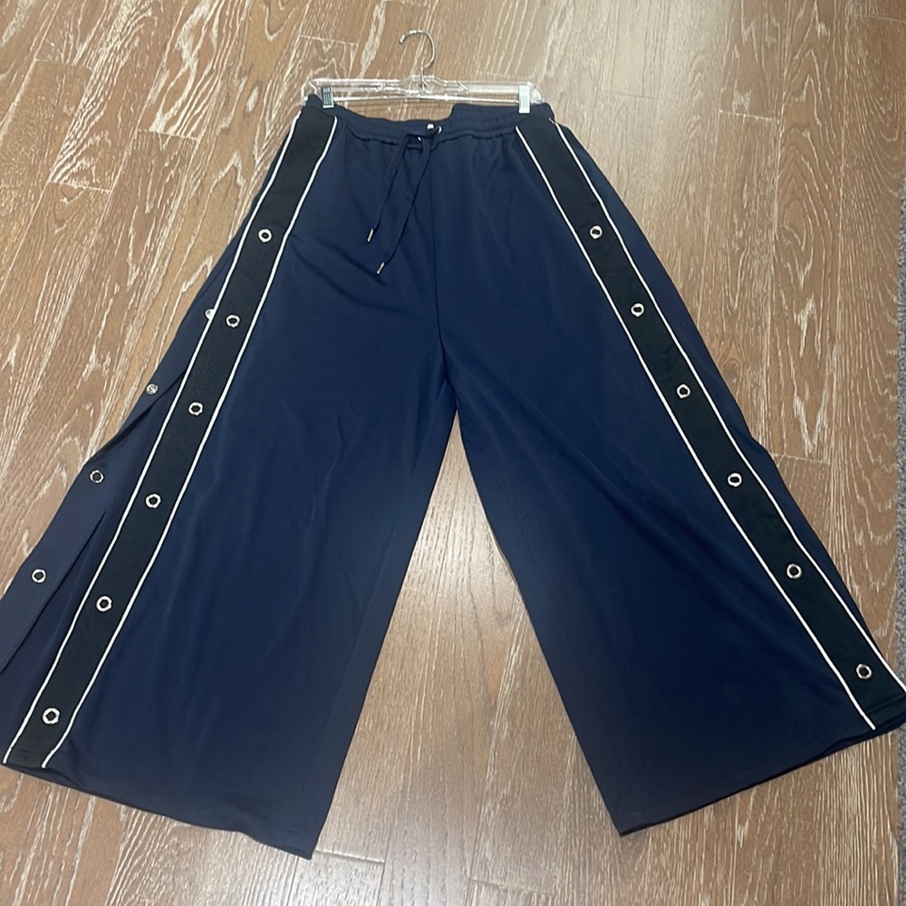 Silence & Noise. Wide-leg pant with snaps. Navy with black detail.
